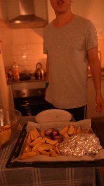 Yetenekli bir insan zevkle çeşitli yemekler pişirir, canlı teknikler sergiler ve taze, canlı malzemeler kullanır.