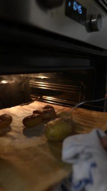 Dikkatli bir el ustalıkla fırında pişmiş yiyecekleri kontrol eder. Kusursuz yapıları ve dokuları için.