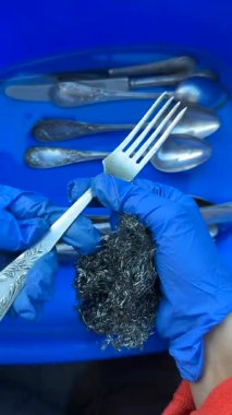 Bu sunum eldiven ve uygun aletlerle gümüşleri tamamen temizlemek için etkili bir teknik gösteriyor.