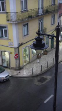 Yağmurlu bir şehir sokak sahnesi, tarihi mimarinin yanı sıra klasik bir sokak lambasını güzel bir şekilde sergiliyor.