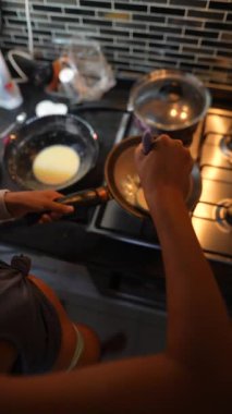 Yetenekli bir insan kızartma tavasında malzemelerini karıştırıyor, aşçılık yeteneklerini ve yemek hazırlıklarını sergiliyor.