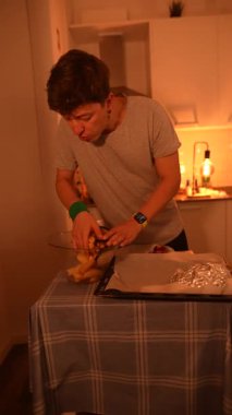 Bir insan sıcak, davetkar bir mutfak atmosferi içinde aktif olarak yemek hazırlama süreciyle meşgul olur.