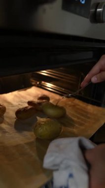 Mükemmel fırınlanmış patatesleri elde etmek için, kuytu bir fırında hassasiyet, özen ve özen gösterilmesi gerekir.