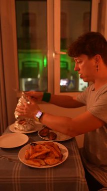 Lezzetli yemekler ve bu güzel gece boyunca sıcak bir atmosferle dolu sıcak ve keyifli bir akşam yemeğinin tadını çıkarıyorum.