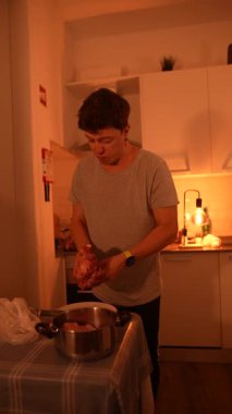 Konforlu bir mutfakta çeşitli etleri ustalıkla yöneten, aşçılık yaratıcılığı ve tutkuyu sergileyen bir kişi.