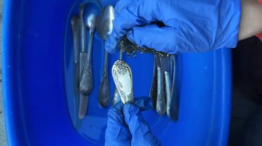 Orijinal güzelliğini ve parlaklığını geri kazandırmak için klasik gümüş çatal bıçak takımlarının eksiksiz ve ayrıntılı bir işlemidir.