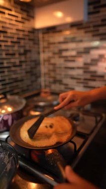 Etkileyici yetenekler sergileyen yemek sahneleri ve modern bir mutfakta nefis yemekler hazırlamak.