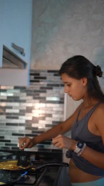 Yetenekli bir birey, modern bir mutfakta leziz omletler hazırlar. Mutfak yeteneği ve yaratıcılığını gösterir.