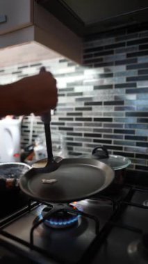 Modern bir mutfakta aşçılık sanatına bir göz atmak, çeşitli yemek tekniklerini eylem halinde sergilemek.