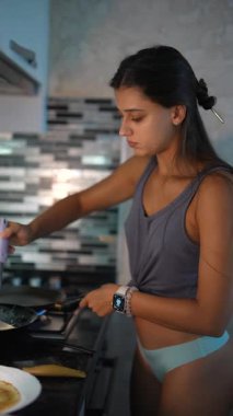 Genç bir şef, modern bir fırında leziz krepler hazırlıyor. Yemek pişirme becerileri ve yaratıcılık sergiliyor..