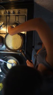 Modern bir mutfakta lezzetli yemeklerin karmaşık hazırlıklarını gösteren ilgi çekici bir sahne.