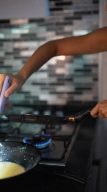 Yetenekli bir insan, modern ve şık bir mutfak ortamında fırında lezzetli krepler hazırlar.