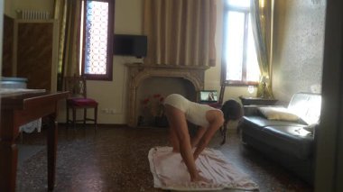 Bir çocuk neşeli ve dikkatli bir şekilde çeşitli yoga pozları veriyor. Parlak ve sakin bir şekilde.
