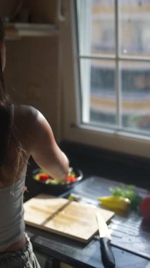 Canlı bir mutfak sahnesi. Taze sebzeler, yemek hazırlama aktiviteleri, renkli malzemeler ve tatlar sergileniyor.