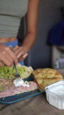 Çıtır marul, tuzlu jambon ve kremalı soslu lezzetli bir sandviç yapmanın adım adım rehberi.