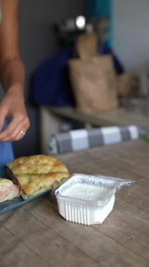 Taze malzemeler ve kremalı sos kullanarak lezzetli bir sandviç hazırlıyorum. Hızlı yemek için ideal.