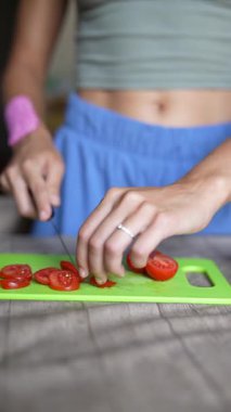 Taze, sulu domatesleri ustalıkla dilimleyen, güzel, canlı bir kesme tahtasıyla yakından çekilmiş detaylı bir fotoğraf.