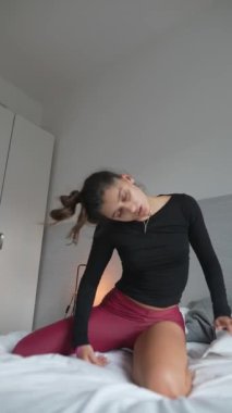 Büyüleyici bir dizi dinamik poz siyah bluz ve pembe tayt giymiş bir mankeni sergiliyor.