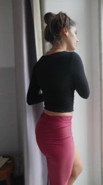 Büyüleyici bir iç mekan hareketi gösterişli şık atletik kıyafetler ve zarif pozlar.