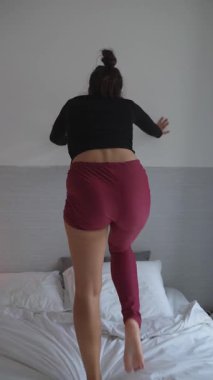 Bir dizi büyüleyici ve dinamik dans hareketleri zarif ve şık bir yatak odası ortamında güzelce sergilenir.