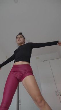 Hareketli ve dinamik hareketlerin yanı sıra şık aktif giysiler sergileyen enerjik bir dans gösterisi.