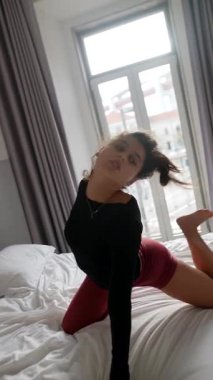 Güzel büyüleyici bir dans gösterisi, sergilenen sıvı ve zarif hareketler rahat bir yatak odası ortamında geçiyor.