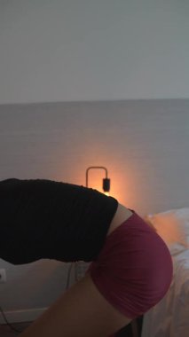 Etkileyici bir dinamik esneme serisi güzel pozlar veriyor stil, hareket ve yumuşak ortam aydınlatması.