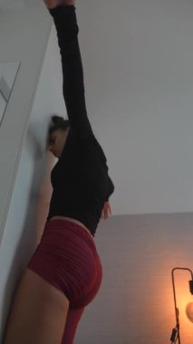 Büyüleyici bir çeşitlilik serisi güzel bir şekilde esnek ve dayanıklılığı bir duvara karşı sergiliyor.