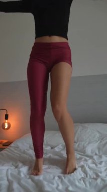 Yetenekli bir dansçı şık atletik kıyafetler, hareketler ve moda pozları sergiler.