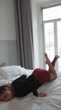 Rahat bir yatakta dinamik pozlarla yakalanmış etkileyici hareketler, esneklik, zarafet ve akıcılık sergiliyor.