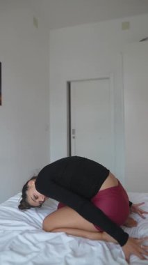 Büyüleyici ve çarpıcı bir esneklik ve akışkanlık hareketi bir yatakta yapılan modern yoga uygulamasında sergilendi.
