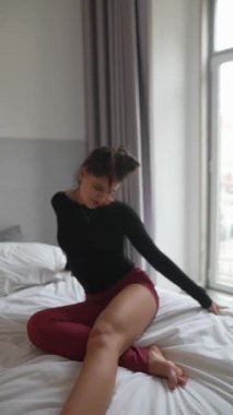 Huzurlu bir an, modern bir yatak odasında güzel bir şekilde görüntülenir. Rahatlık ve rahatlık sergiler.