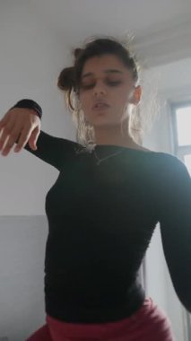 Dinamik hareketin ve tarzın canlı bir görüntüsü, rahat bir yatak odası ortamında zekice çekilmiş.