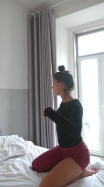 İnanılmaz canlı bir dans gösterisi. Bir yatakta sahneleniyor. Güzelce sergilenen zarafet ve enerjik pozlar.