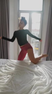 Yetenekli bir dansçı, parlak, havadar bir odada yaratıcı ve anlamlı hareketler sergiler, form ve duyguyu ön plana çıkarır.