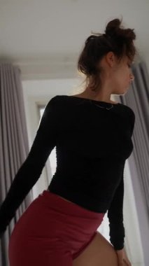 Büyüleyici, dinamik bir dans gösterisi, parlak ve modern bir oda ortamında çok güzel sergilenir.