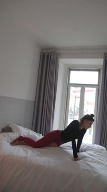 Yaratıcı bir sabah rutini çağdaş bir yatak odası odasının modern tasarımında güzel bir şekilde sergilenir.