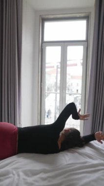 Parlak, aydınlık bir oda ortamında zarif pozlar veren sakin bir an.