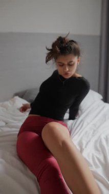 Dinamik yoga bir yatakta çok güzel bir şekilde uygulanır. Her hareketin esnekliğini ve zarafetini gözler önüne serer.