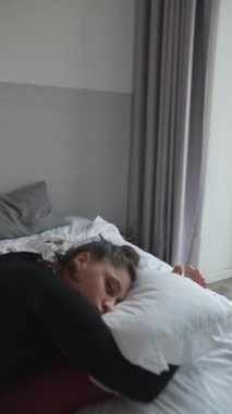 Dinamik pozlar şık ve rahat bir yatak odası ortamında ferahlatıcı bir sabah rutini sırasında güzel bir şekilde yakalanır.