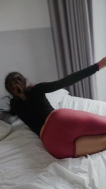 Etkileyici ve büyüleyici sahneler dinamik bir esneme figürü sergiliyor rahat bir yatak odası ortamında