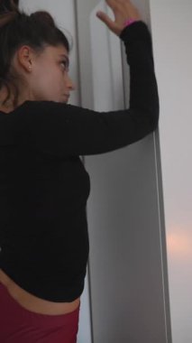 Büyüleyici dans hareketleri minimalist bir mekanda meydana gelir, şık kıyafetler ve sanatsal zarafet sergilerler.