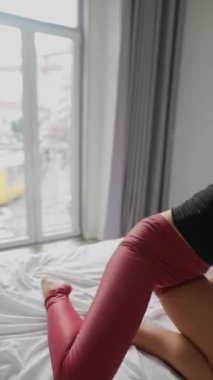 Etkileyici bir dans serisi, zarif bir ortamda şaşırtıcı bir hareket ve enerji sergiliyor.