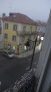 Sergilenen çarpıcı, güzel sisli bir sahne. Canlı sarı binalar. Şehirde sakin bir cadde.