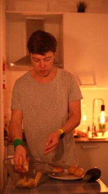 Bir insan sıcak bir mutfakta taze, renkli meyveler hazırlar, farklı pişirme teknikleri gösterir.