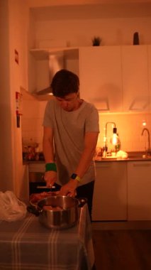 Odaklanmış bir birey sıcak bir mutfakta yemek pişirme becerilerini ve tutkularını sergileyerek ustalıkla eti hazırlar.