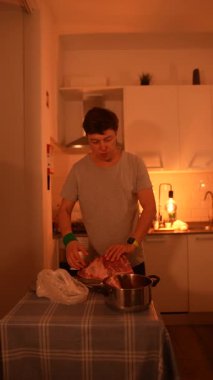 Sıcak bir mutfakta, genç bir adam ustalıkla yemek hazırlar, etkileyici mutfak becerilerini ve yaratıcılığını sergiler.