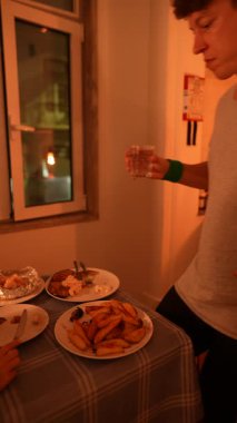 Yakın arkadaşlarla sıcak ve samimi bir akşam yemeğinin tadını çıkarıyorum. Çeşitli lezzetli yemekler ve taze içecekler sunuyorum.