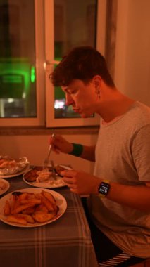 Bir insan lezzetli yemeklerden oluşan lezzetli ve tatmin edici bir gecikme yemeğinin tadını çıkarıyor.