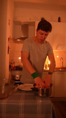 Kendini işine adamış ve odaklanmış bir birey, sıcak, davetkar bir mutfak ortamında lezzetli yemekler hazırlıyor.